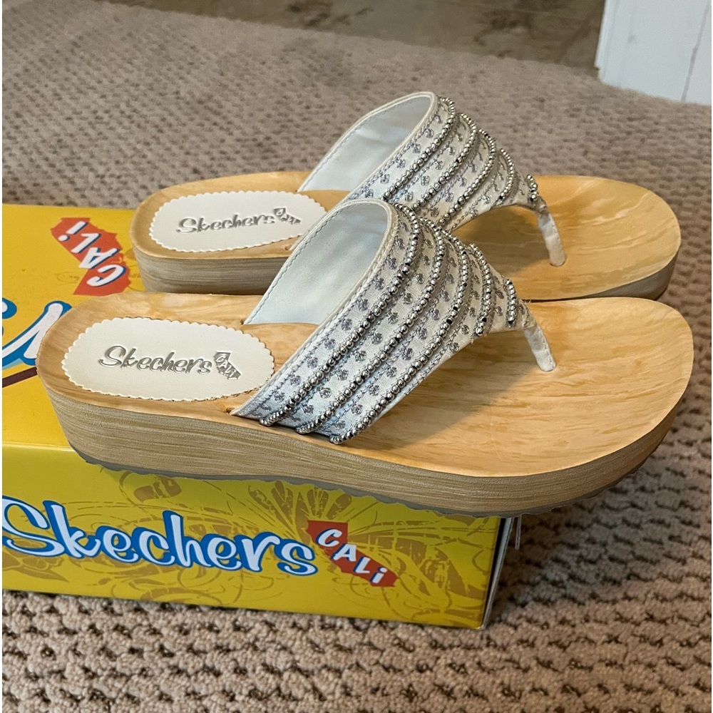 Skechers Size 6 white sandal with cork foot bed.  Very comfy!!